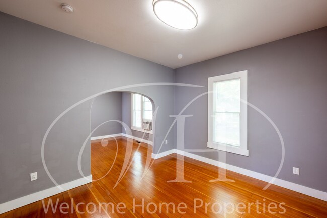 Building Photo - Great 2 Bedroom with Classic Finishes