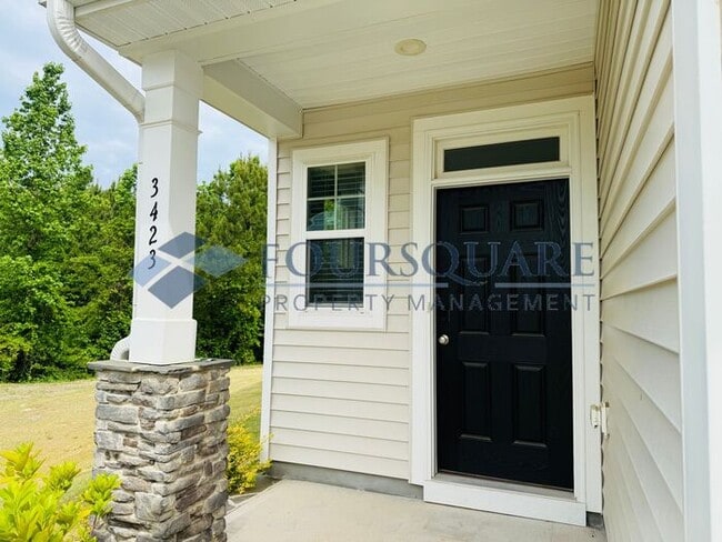 Building Photo - End-Unit Townhome with Fenced Yard, Washer/Dryer included & 2-Car Garage – Comfortable & Convenie...