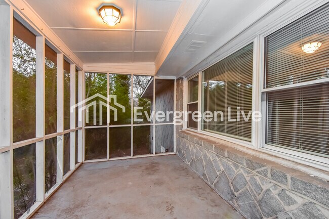 Building Photo - 568 Rainbow Cir