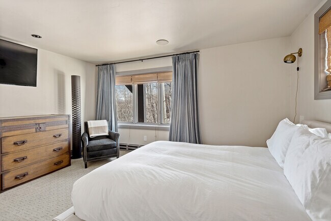 Building Photo - 399 Maple Ridge Ln