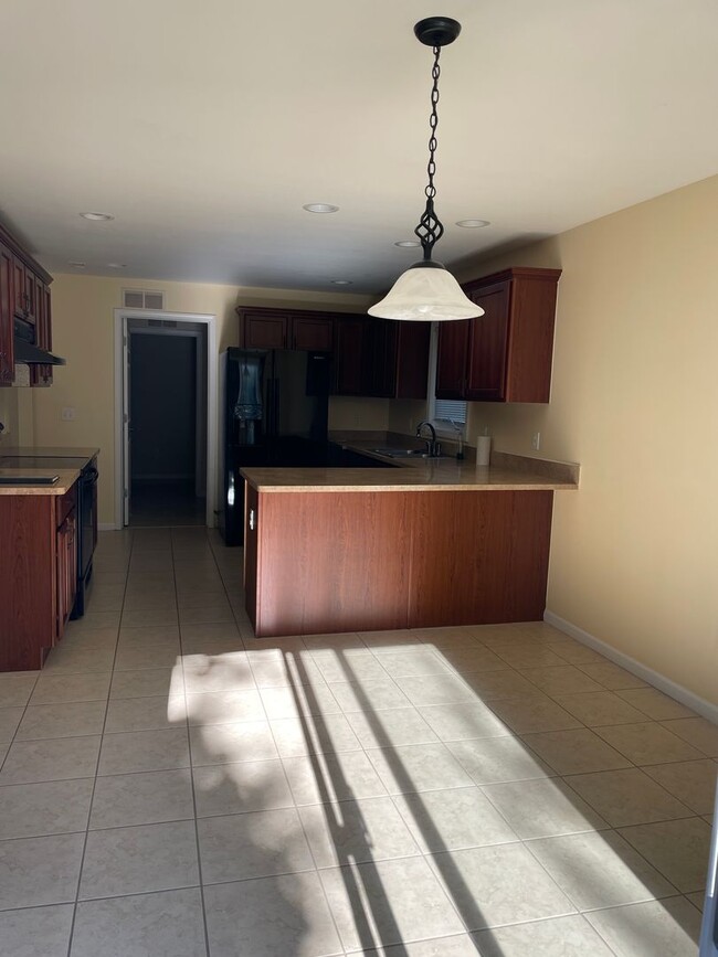 Building Photo - Beautiful 2 bed 2 bath upper Utica 1710 sq...