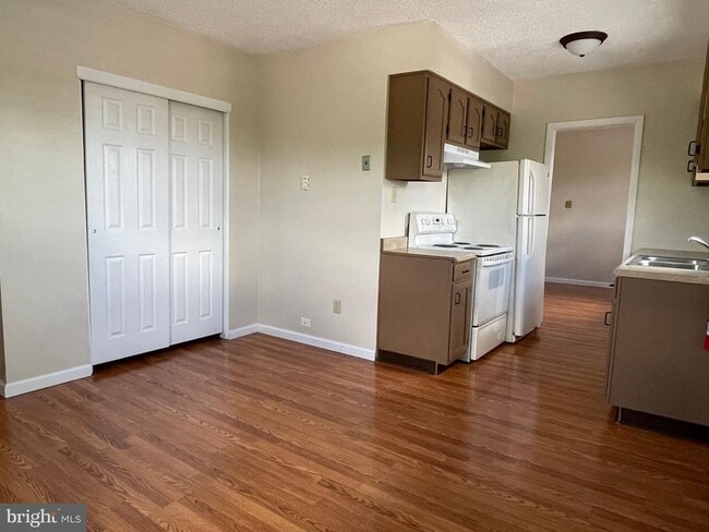 Building Photo - 317 BRIDGE St