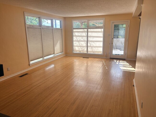Building Photo - Beautiful 3 Bedroom Home with Office