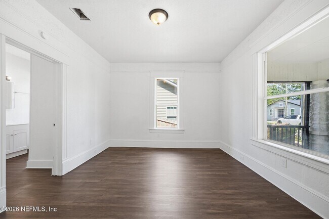 Building Photo - 1123 E 14th St