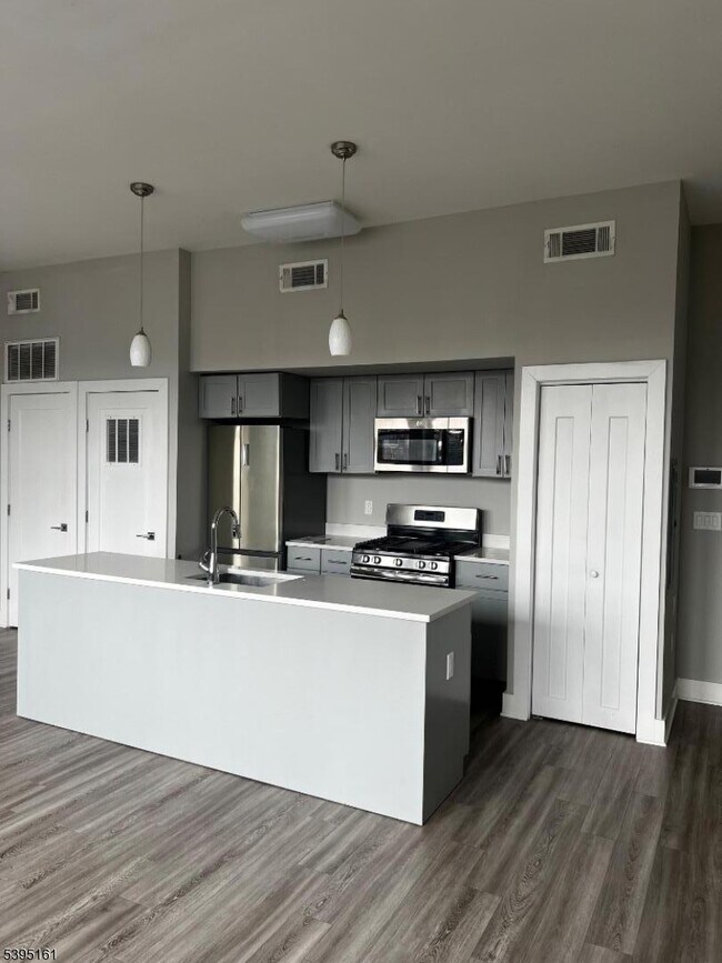 Building Photo - 22 Center St