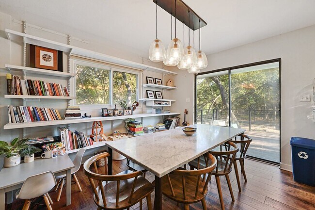 Building Photo - Luxury Living in the Heart of Nature!