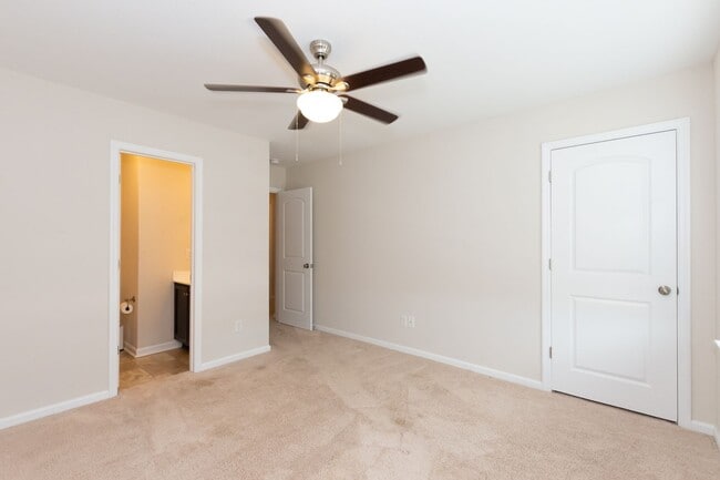 Building Photo - Ready to live close to the beach?