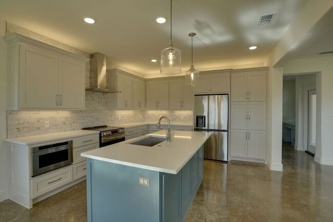 Building Photo - 300 Red Bird Dr