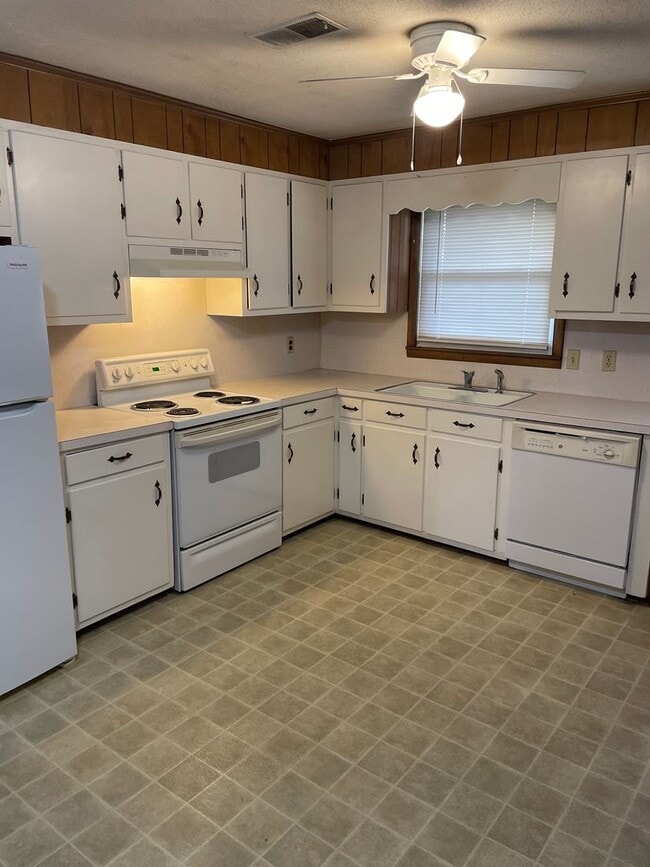 Building Photo - 2123 S Union Grove Rd