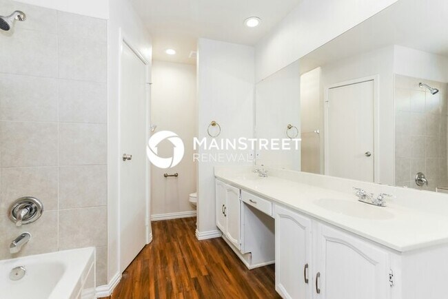 Building Photo - 3 Bedroom Pet-Friendly Home in Lewisville, TX with Main Street Renewal