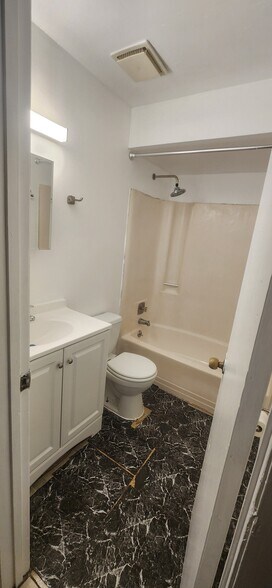General view of bathroom - 1552 University Ln