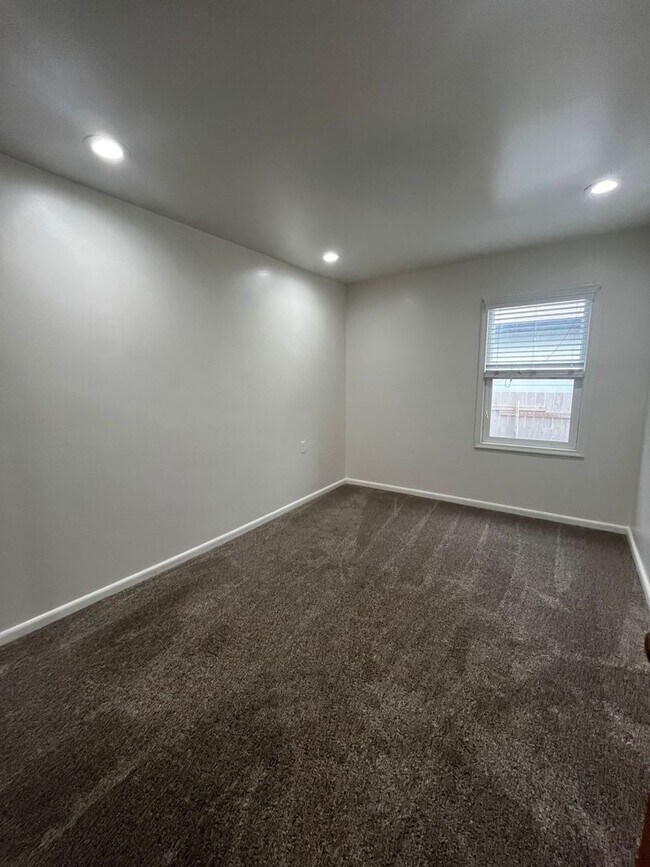 Building Photo - 856 N 300 W