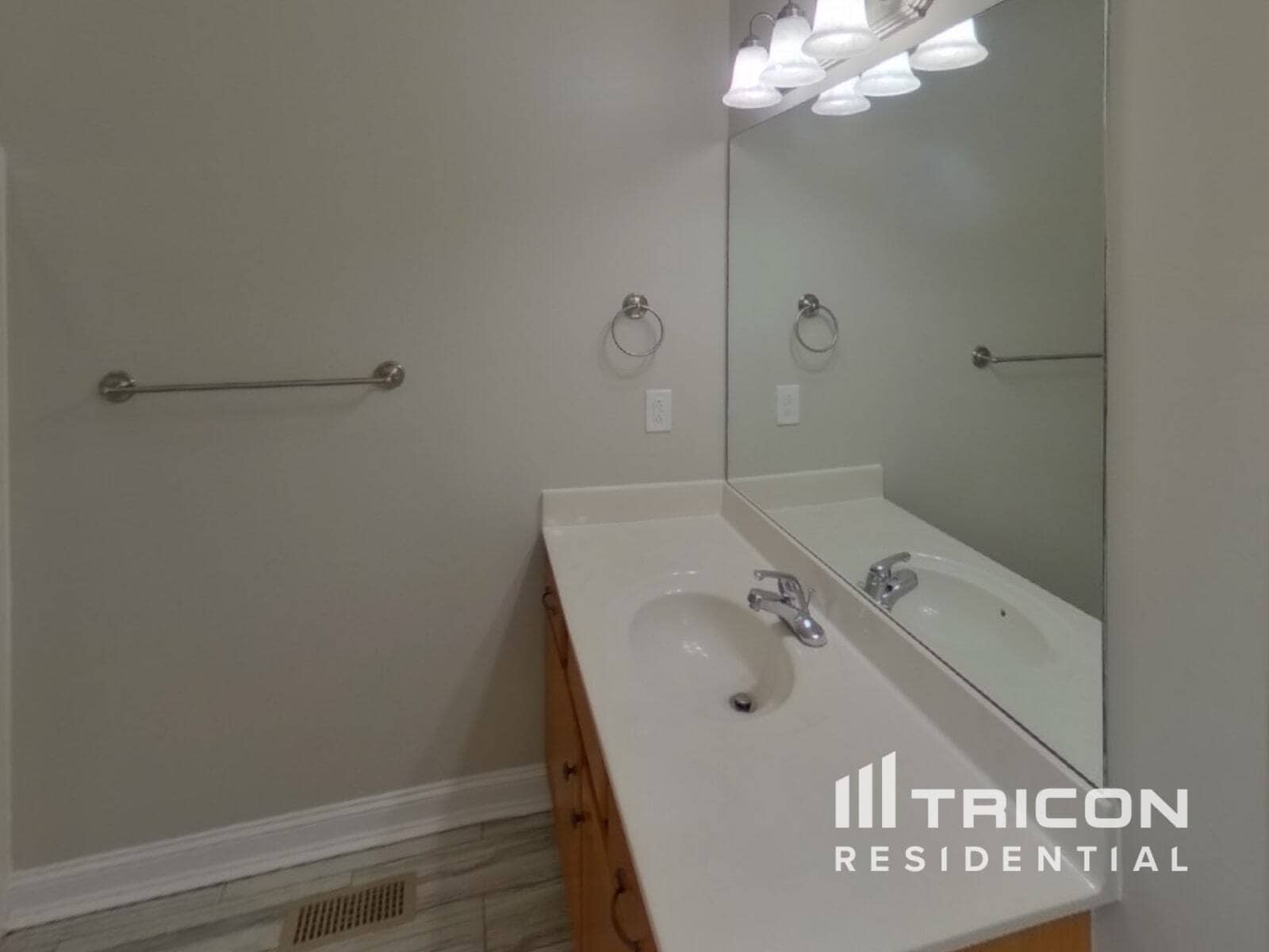 Building Photo - 435 Titans Cir