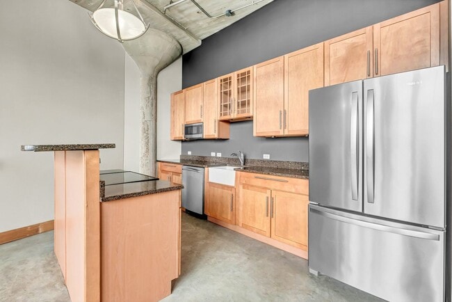 Building Photo - Beautiful 2-bedroom loft with garage parking, and community room with swimming pool!