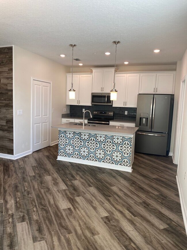 Building Photo - STOREY PARK - 3BR/2.5BA TOWNHOME WITH 2 CAR GARAGE