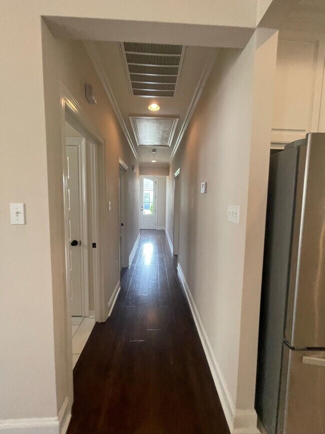 Building Photo - 3 Bedroom House off Nicholson with Community Pool