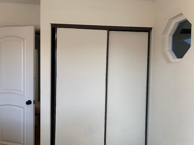 Building Photo - Wonderful East Ventura 4 Bedroom 2.5 Bath Home