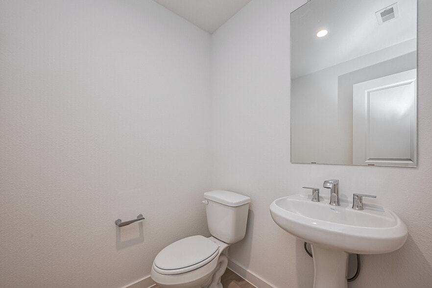 Powder room - 1535 Merulana Ln