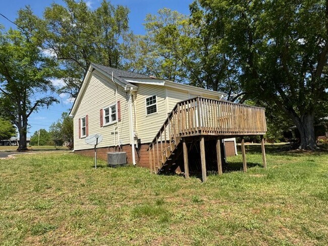 Building Photo - Cute Bungalow home with hardwoods - 2 bedrooms, 1 full bath - nice size yard