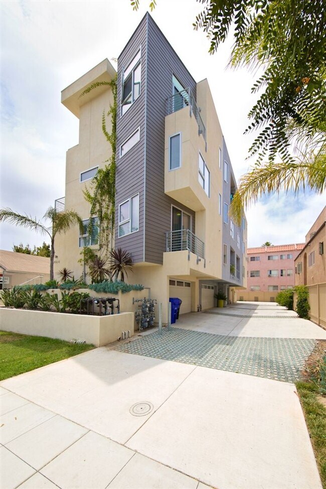 Building Photo - Beautiful 2-Bedroom Townhome in Hillcrest with Private Balconies & Attached Garage