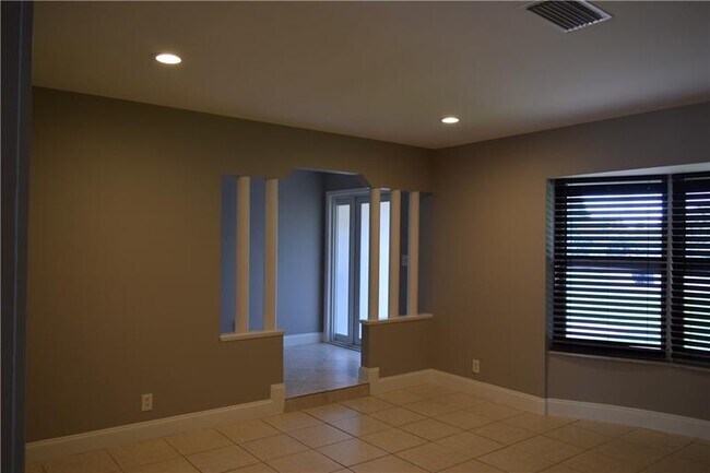 Building Photo - 4625 Glenwood Dr