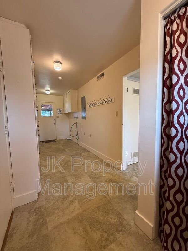 Building Photo - 1726 Alder Dr