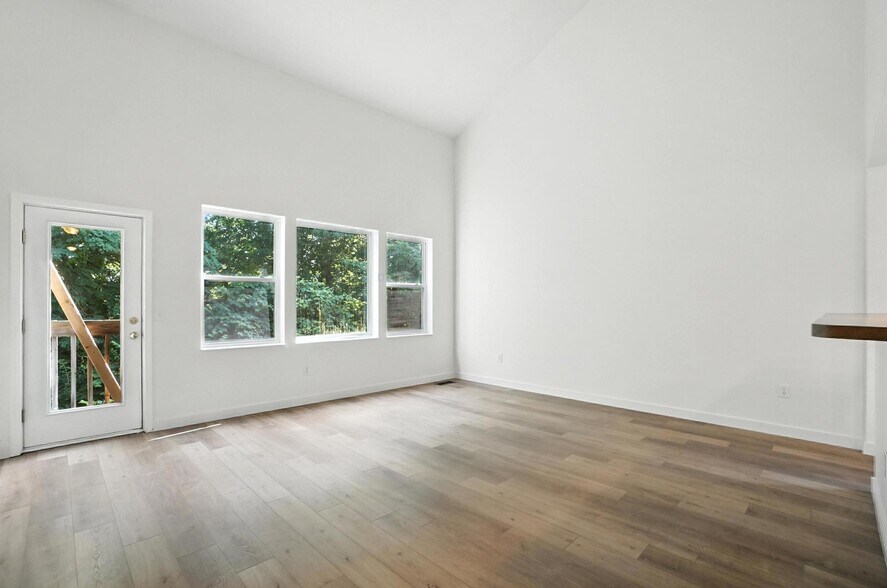 Building Photo - 2380 Oaktree Pl