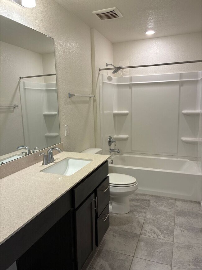 Building Photo - -=Get your second month’s rent FREE when y...