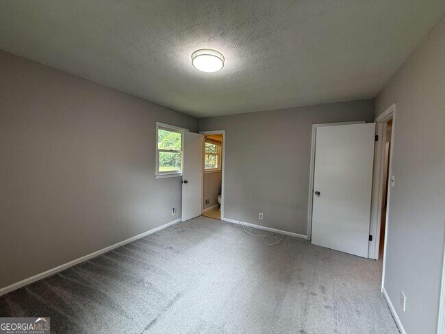 Building Photo - 3155 Oak Dr