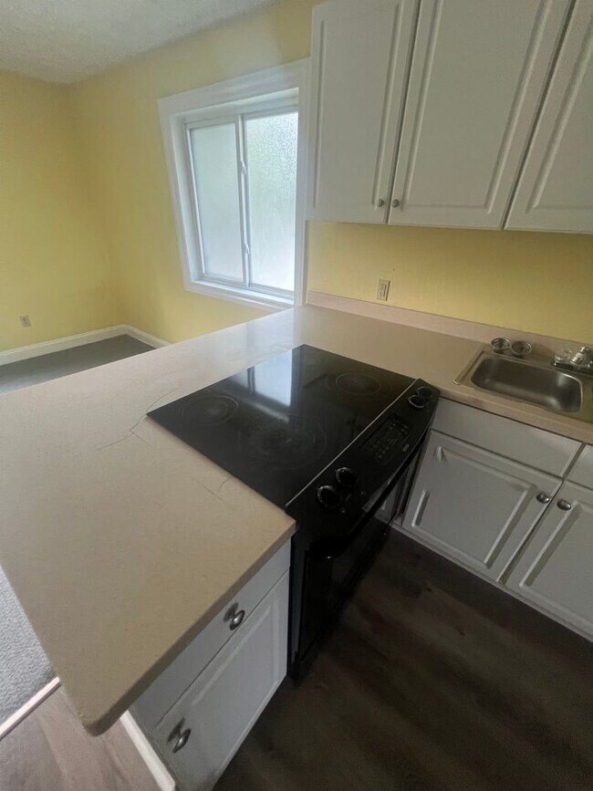 Building Photo - 704 W 4th St