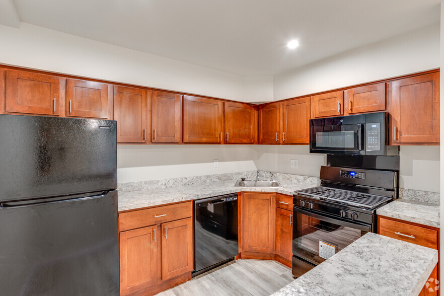 2BR, 2BA w/ Den - 1100SF - Kitchen - St. Regis Apartments