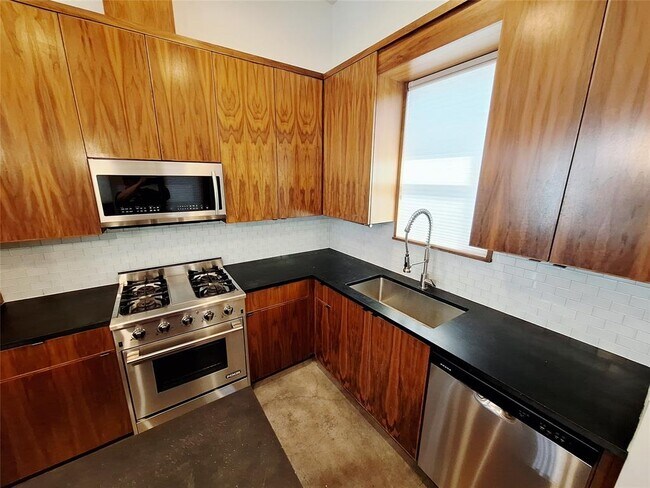 Building Photo - 607 Peacock Ln