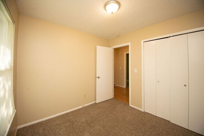 Building Photo - Great 4 bedroom Ranch style home!