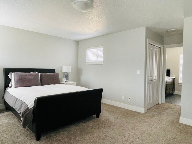 Building Photo - 5675 Boundary Dr S