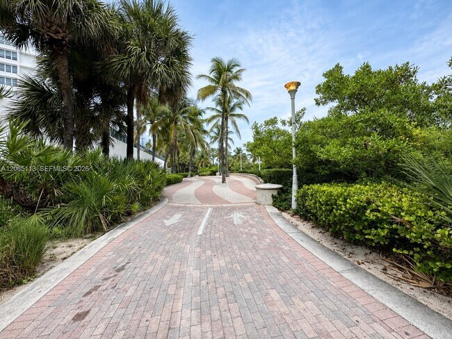 Building Photo - 1621 Collins Ave