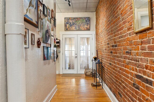 Building Photo - 115 E Russell St