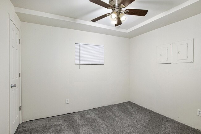 Building Photo - Updated Duplex 4 bed | 2 bath in Westwood!