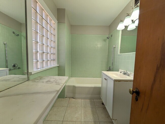 Building Photo - 3 Bed 1.5 Bath Close to Tech! Move In Ready