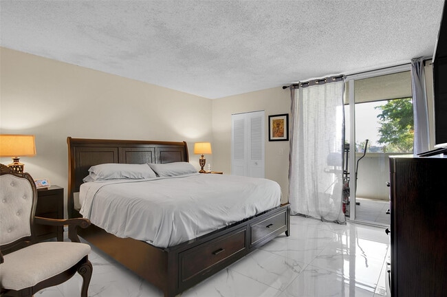 Building Photo - 260 NW 76th Ave