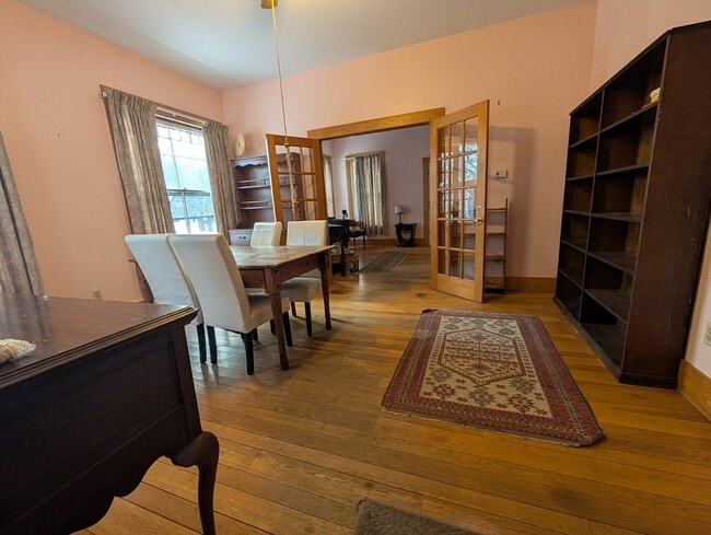 Building Photo - 527 Main St