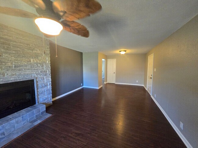 Building Photo - 3 Bedroom 2 Bath 2 Car Garage - Backs Up To A Nice Farm