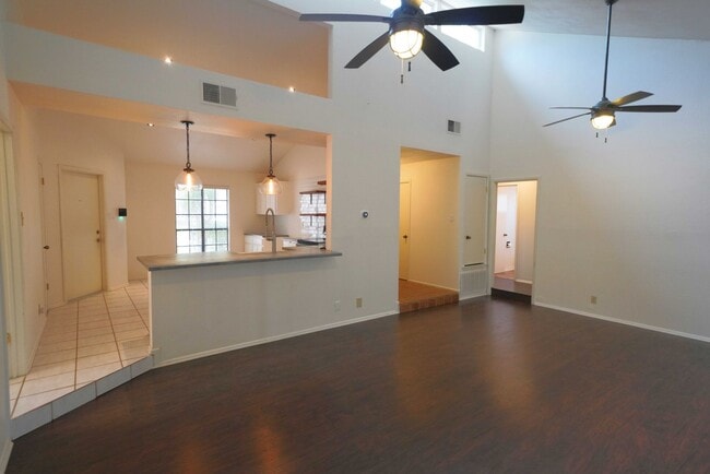 Building Photo - Gorgeous home available in great neighborhood. Realtor Commission: $500