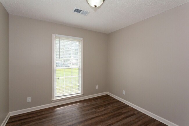 Building Photo - ** 4 bed 2 bath located in Dalraida close ...
