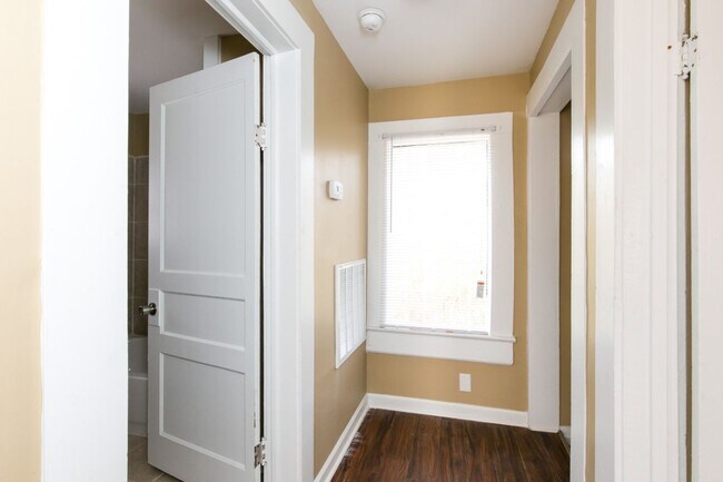 Building Photo - Cute, Clean & Completely Renovated