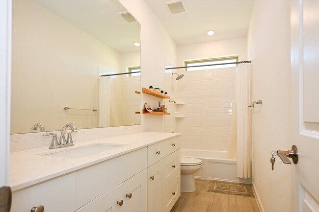 Building Photo - 3057 Pensacola Dr