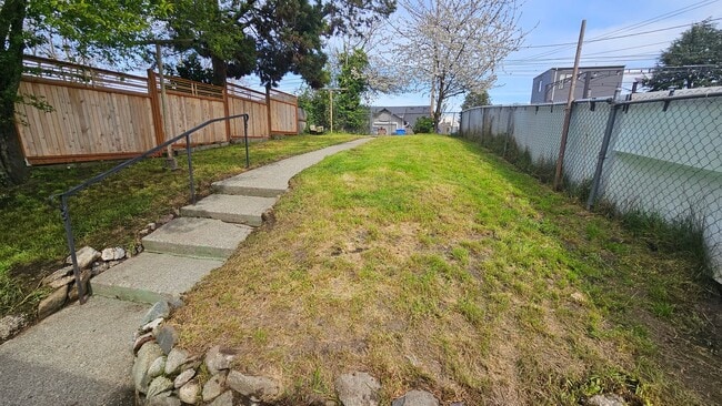 Building Photo - Cute 2-bed house,  Pet Friendly, Central location!