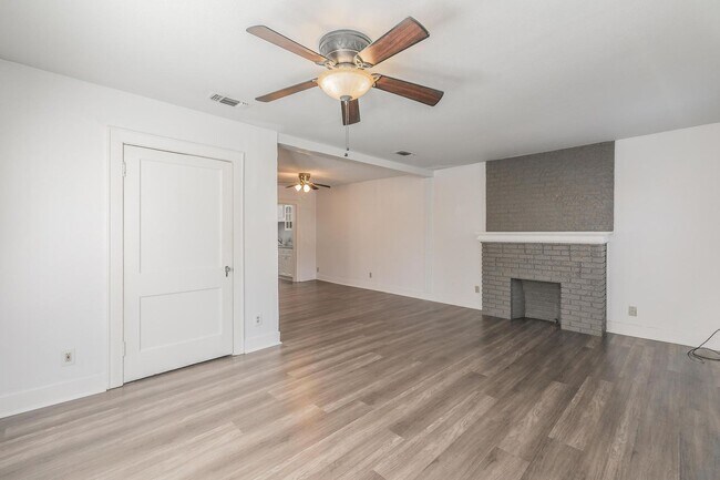 Building Photo - 2 bedroom 1 bath duplex in Arlington Heights