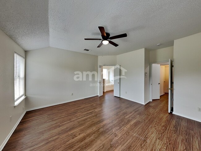 Building Photo - 1801 Wolf Creek Dr
