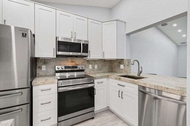 Building Photo - 3939 NE 5th Ave