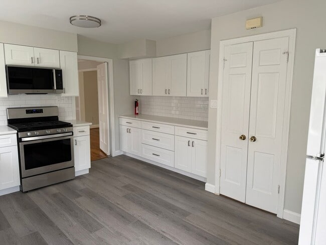 Building Photo - Lovely Home In Sought After Westmoreland Hills